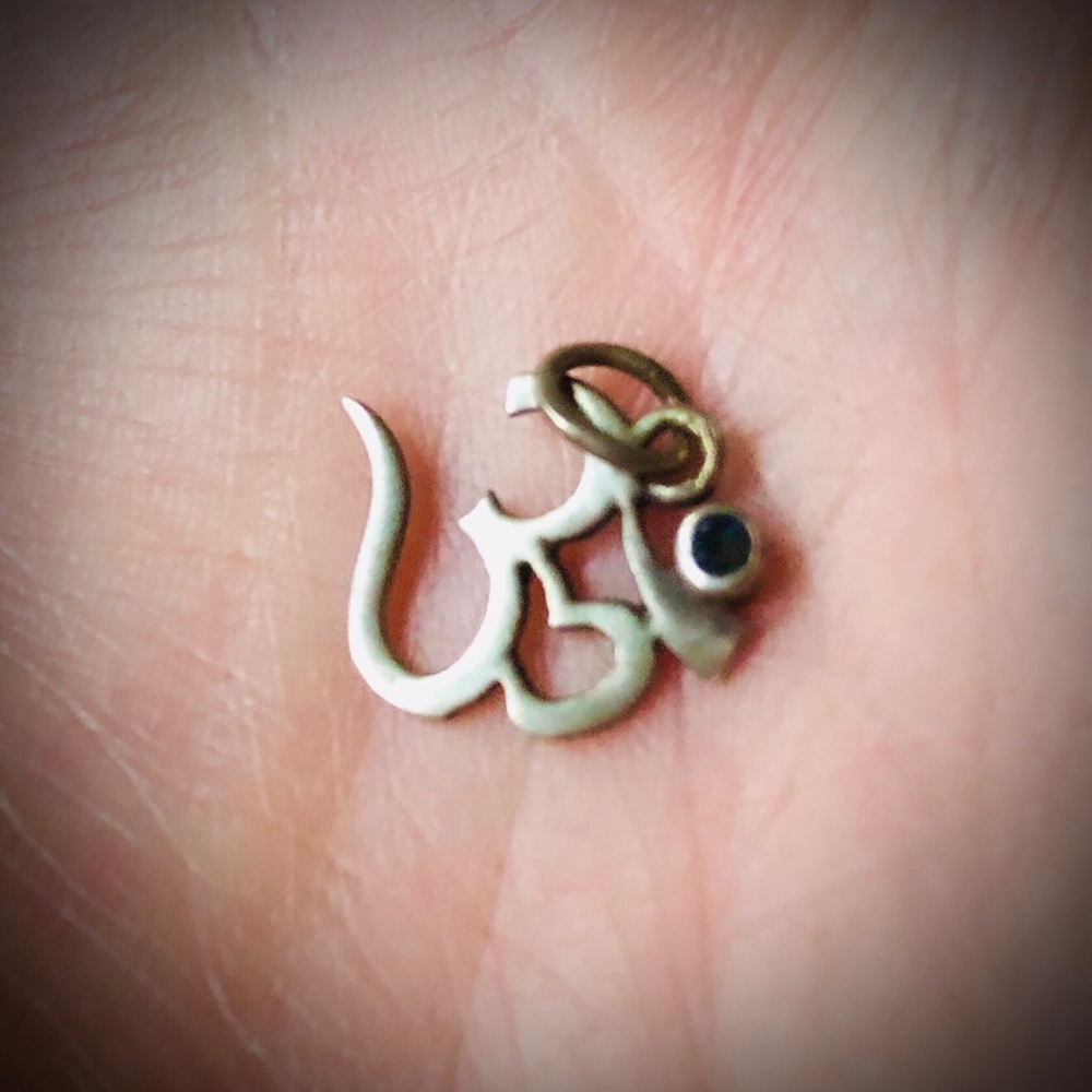 Om symbol charm 🕉